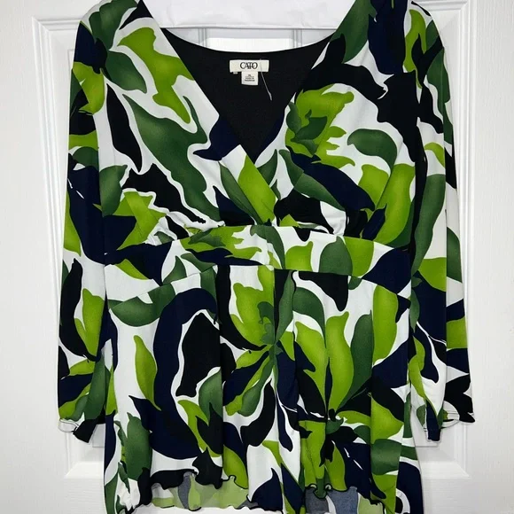 NWOT❗️CATO Blouse Women Green Floral V-Neck - Picture 1 of 4
